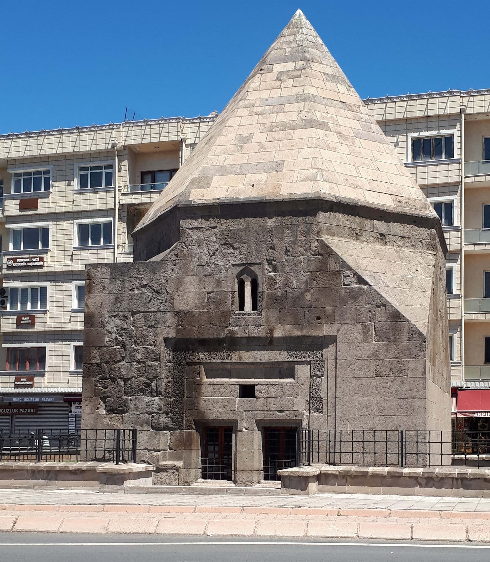 Alaca Kümbeti