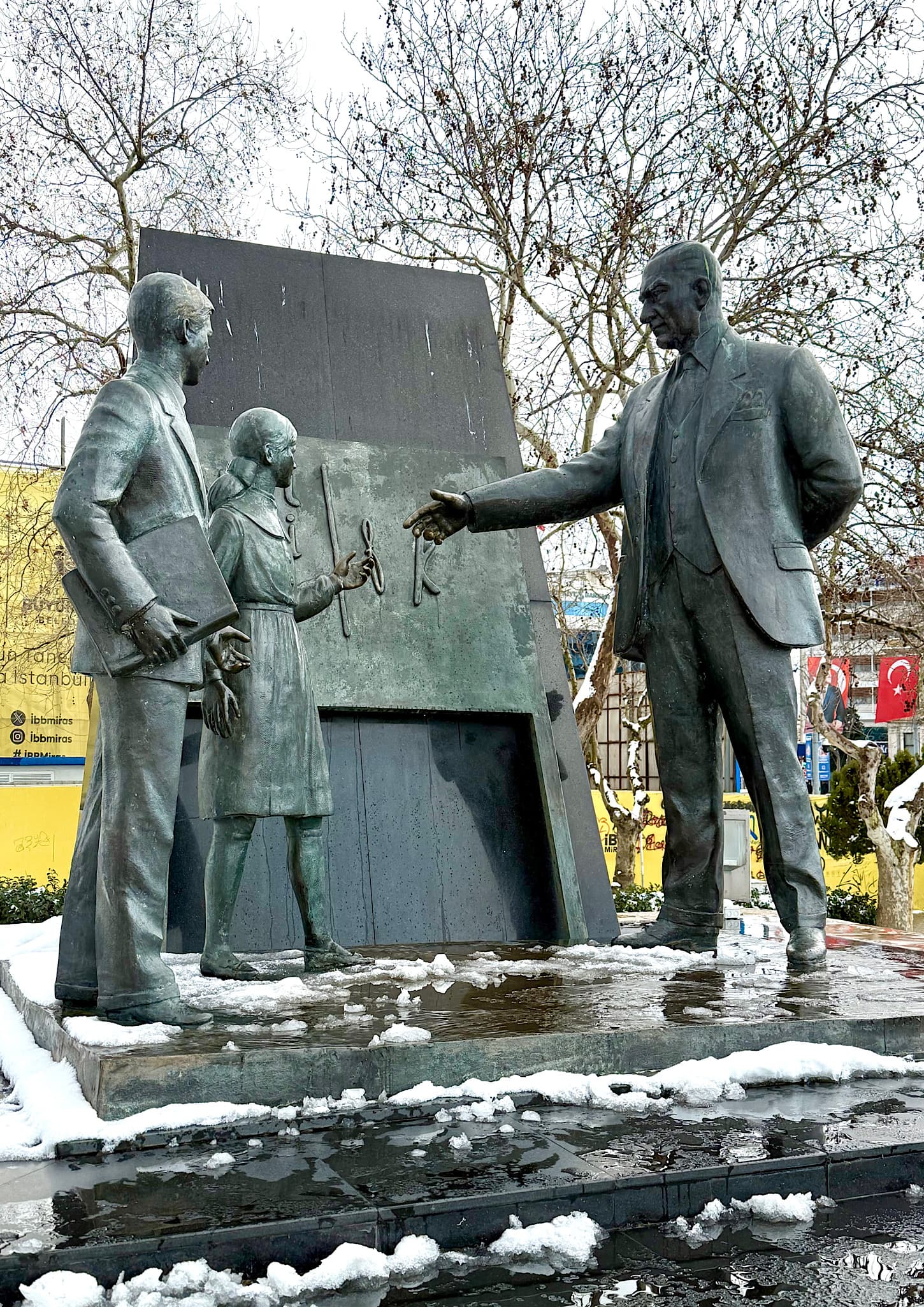 Başöğretmen Atatürk Anıtı