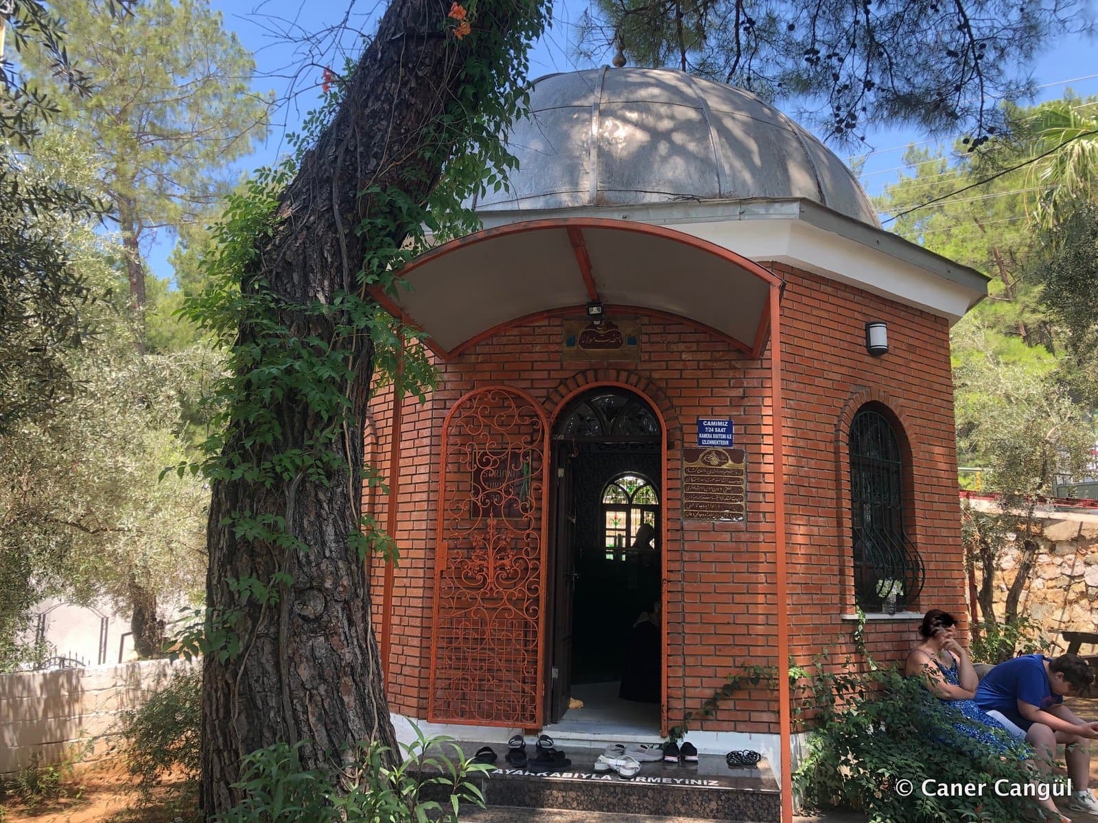 Sarı Ana Türbesi