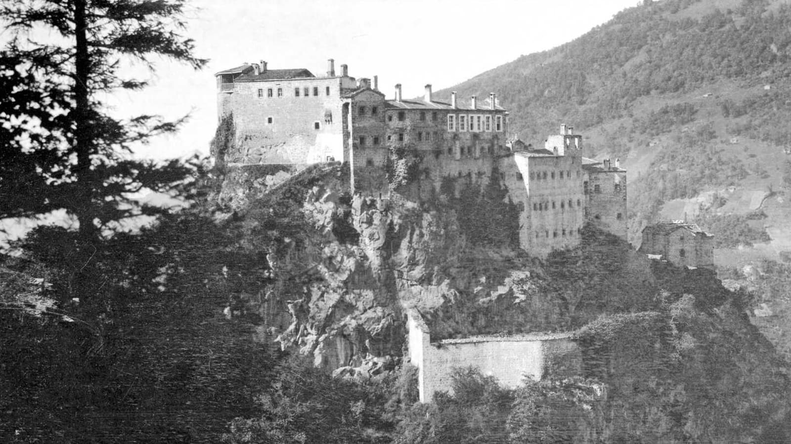 Kuştul Manastırı