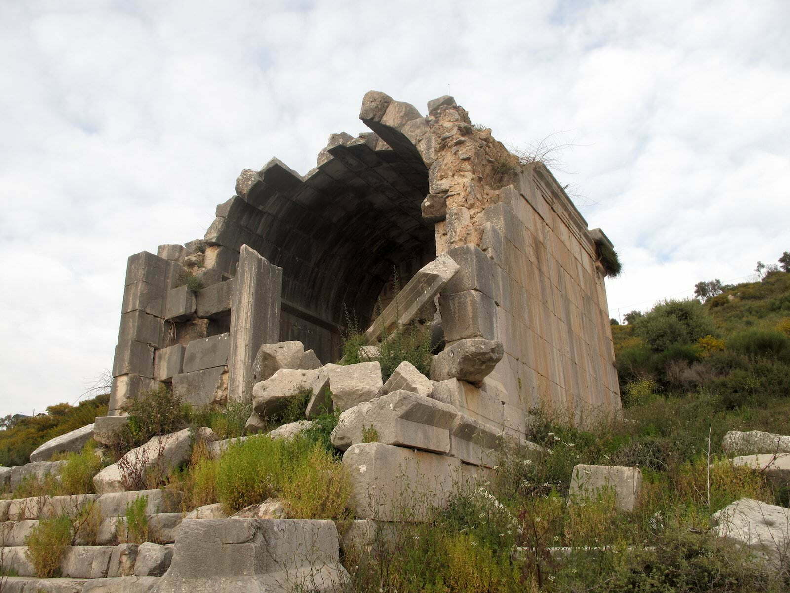 Patara Tapınak Mezar