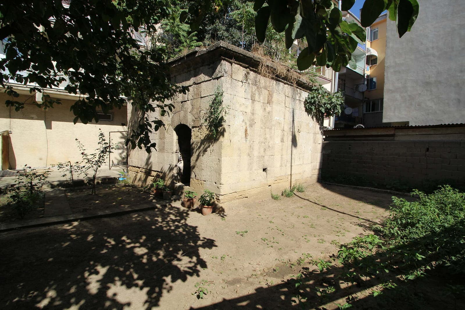 Huysuz Baba Türbesi