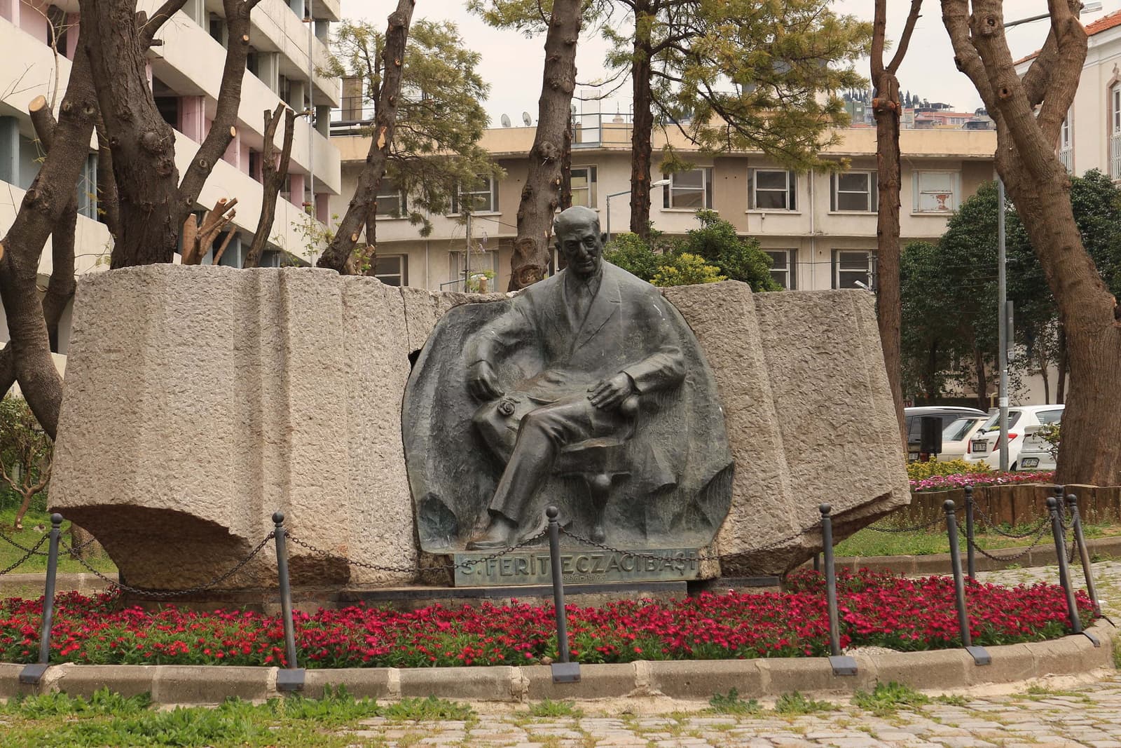 Süleyman Ferit Eczacıbaşı Heykeli