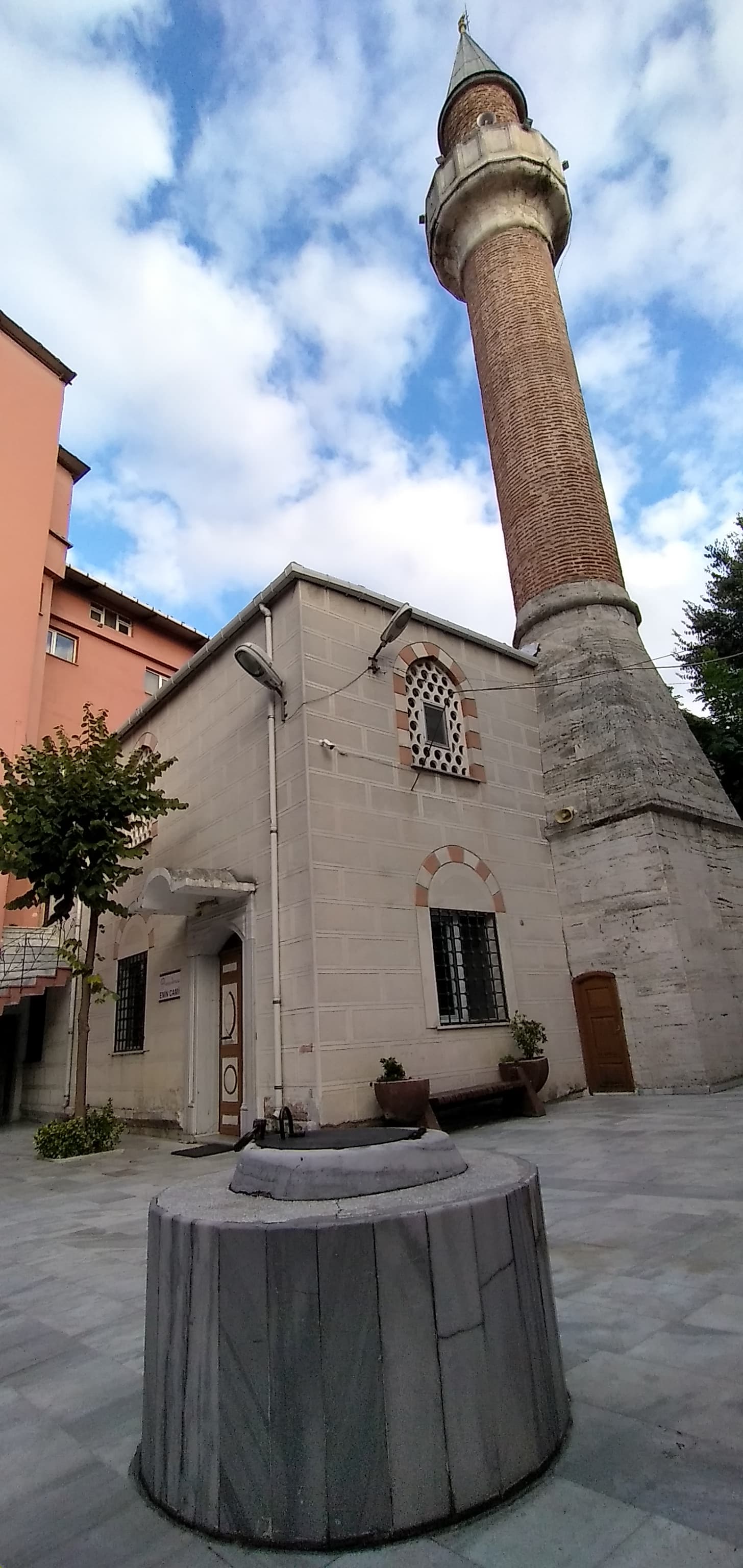 Su Kuyusu, Emin Camii