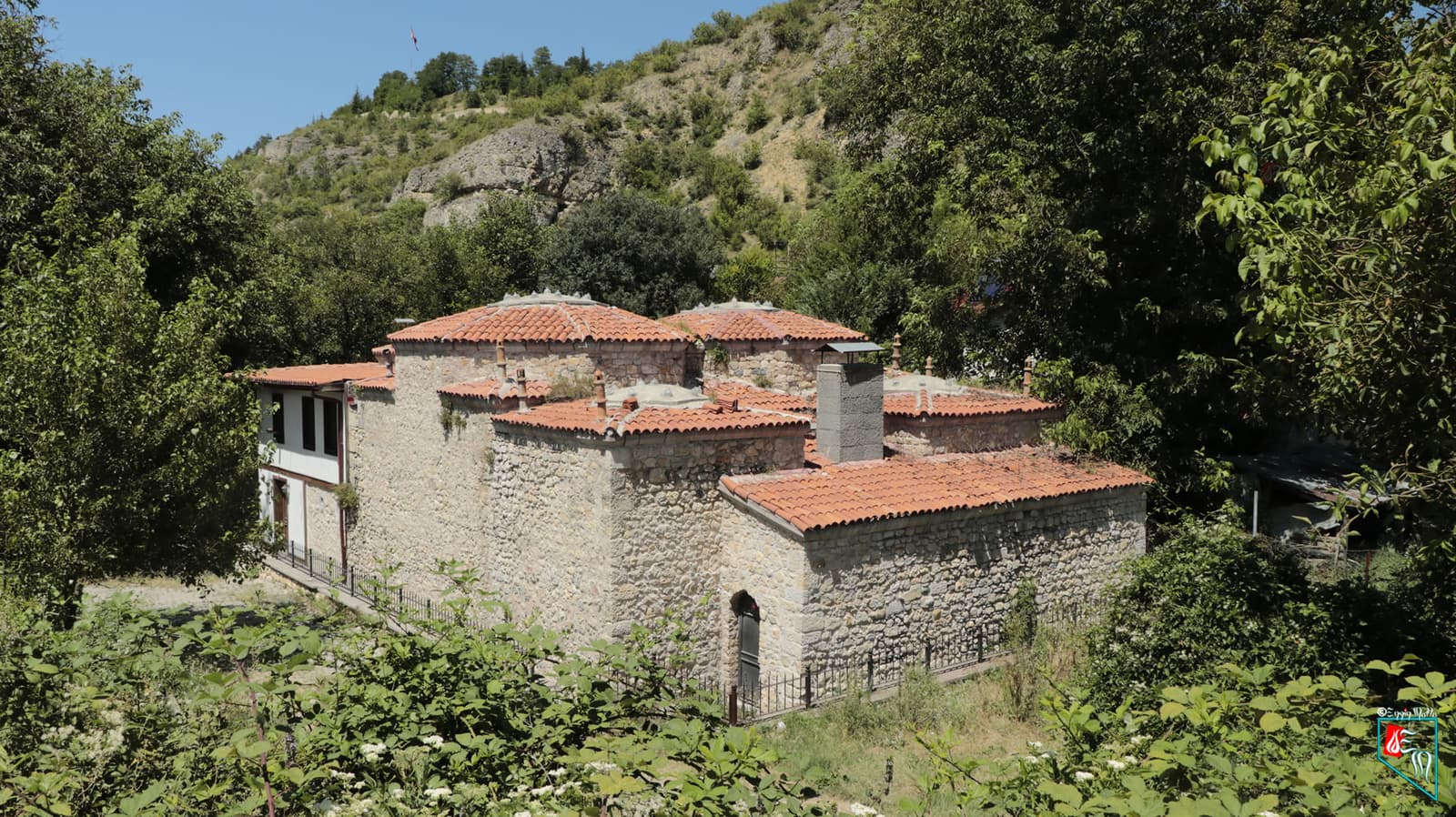 Tarihi Hamam, Araç