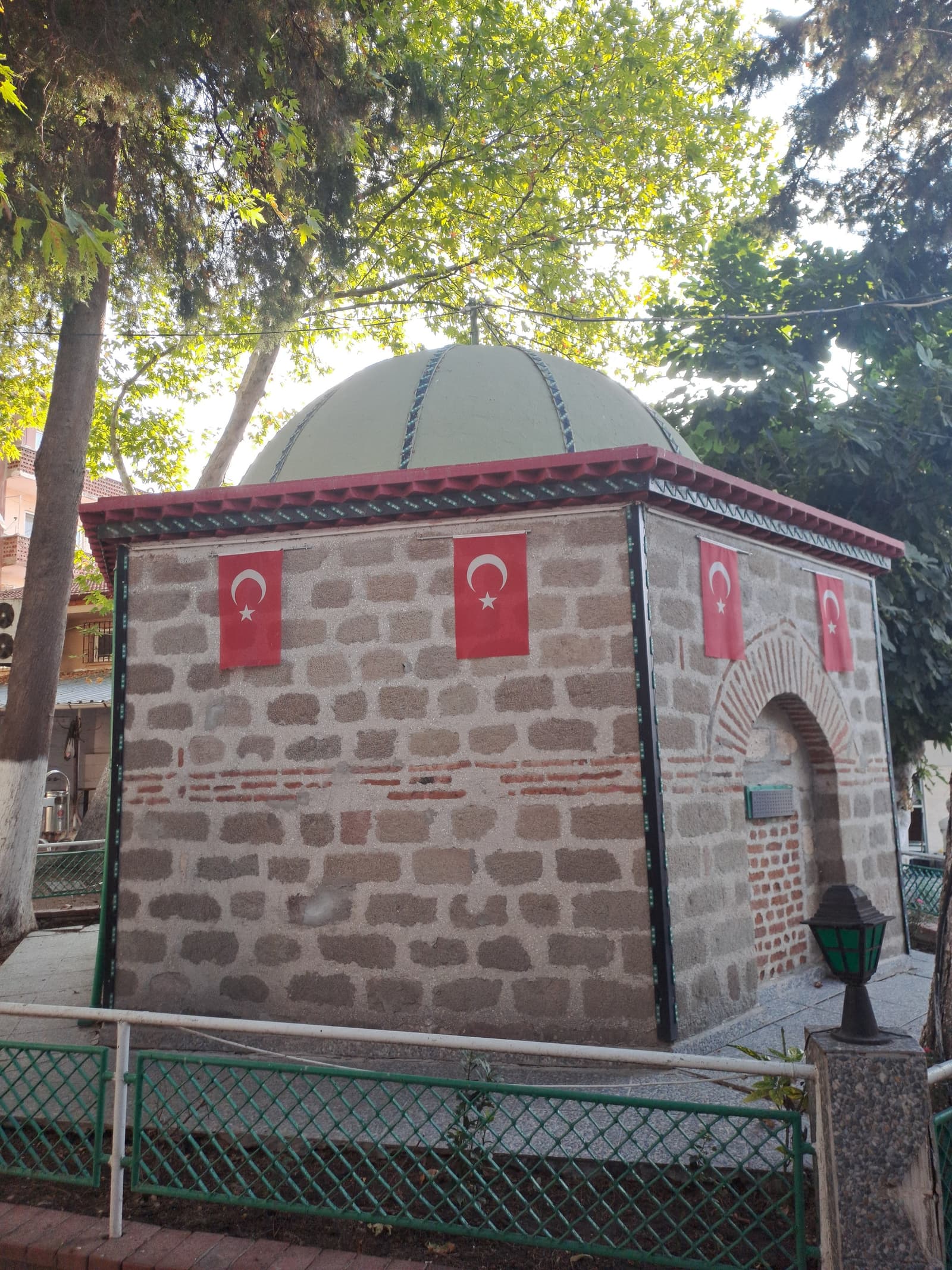 Kız Dedesi Türbesi