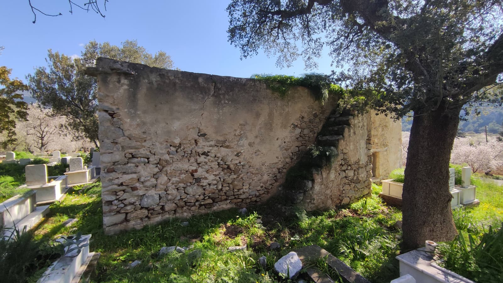 Yaka Mezarlık Camii