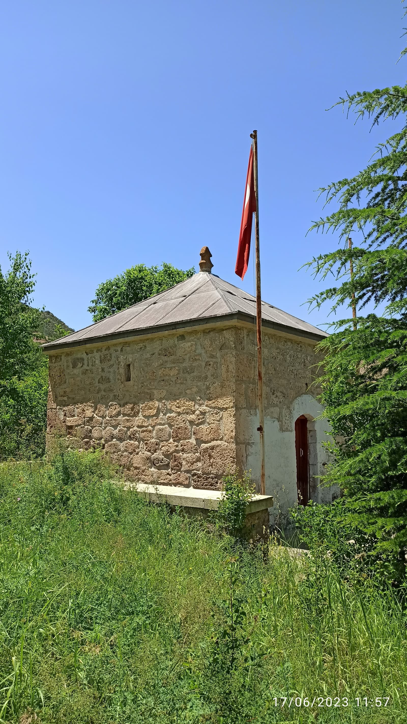 Pir Ahmed Türbesi