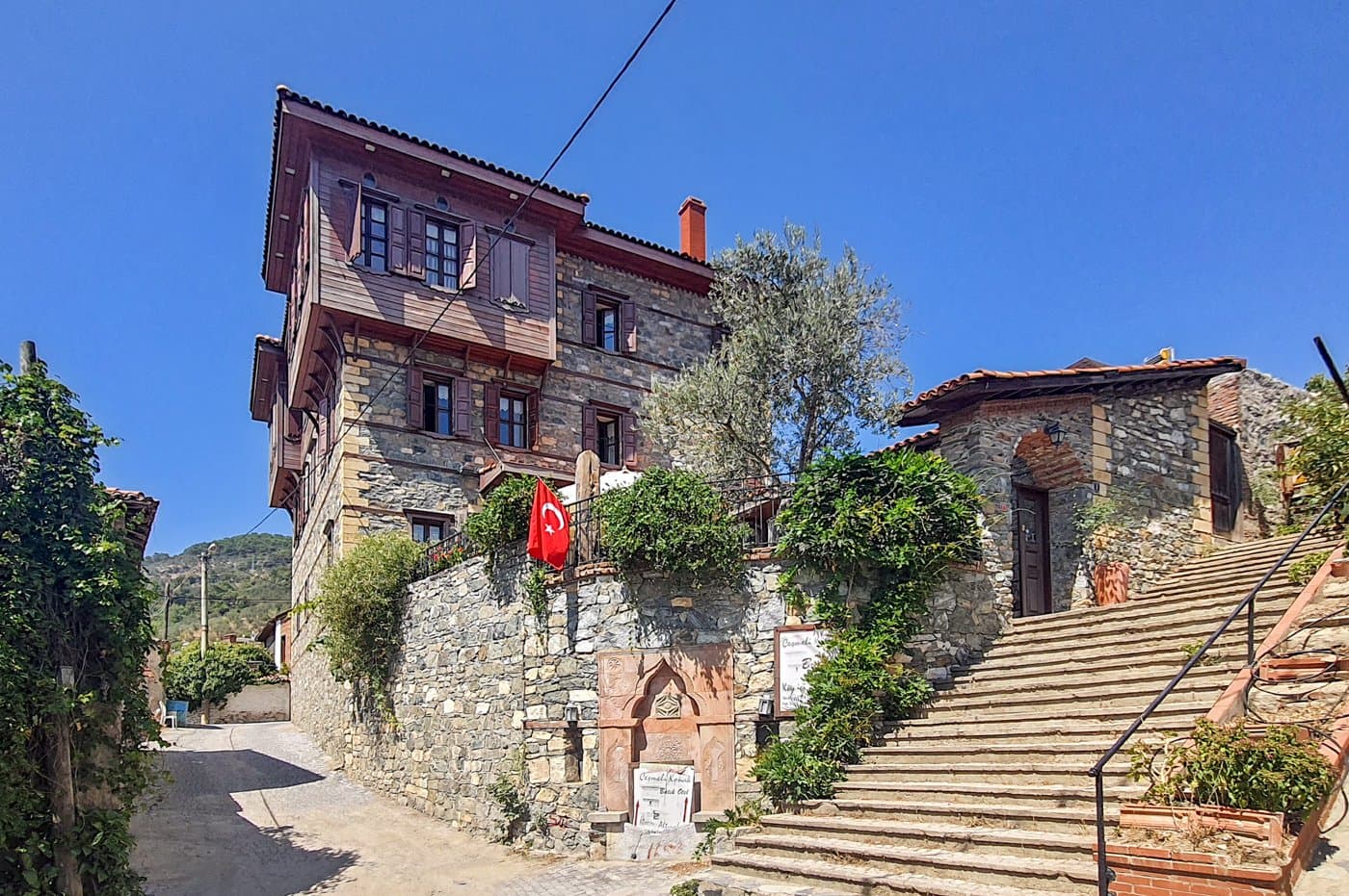 Çeşmeli Konak, Altınoluk
