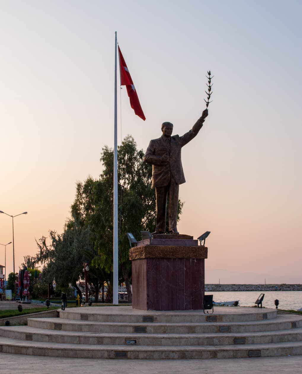 Atatürk Anıtı, Küçükkuyu