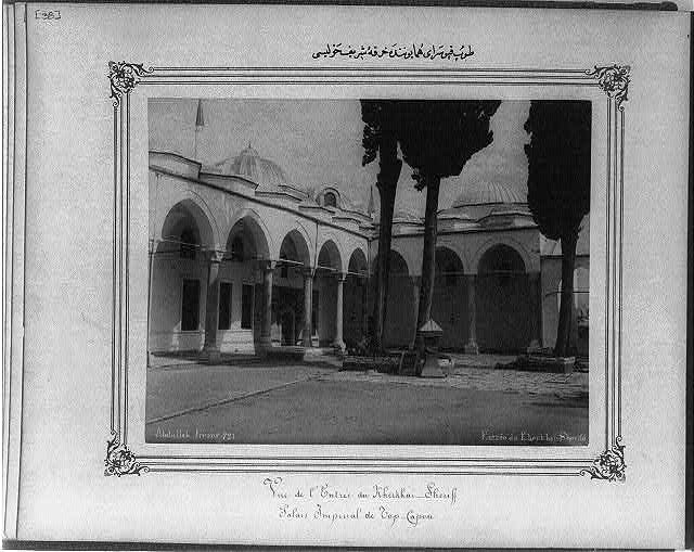The courtyard of Hırka-yi Şerif in the Imperial Topkapı Sarayı (palace)