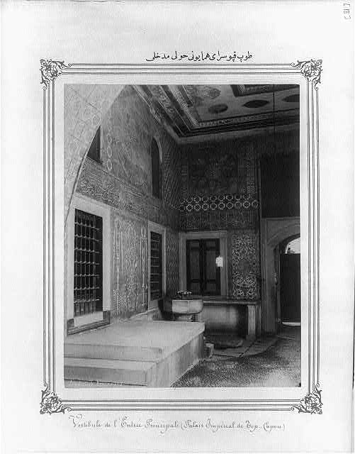 The entrance to the courtyard of the Imperial Topkapı Sarayı (palace)
