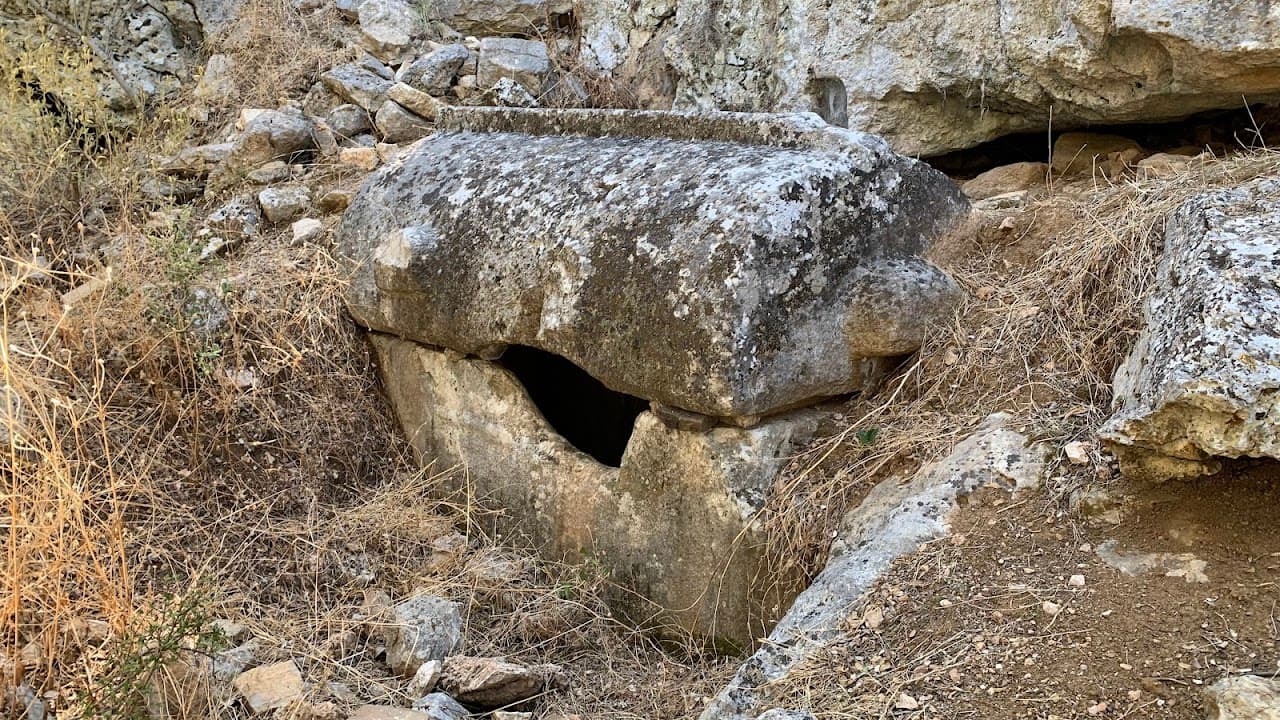 Topal Gavur Kaya Mezarı