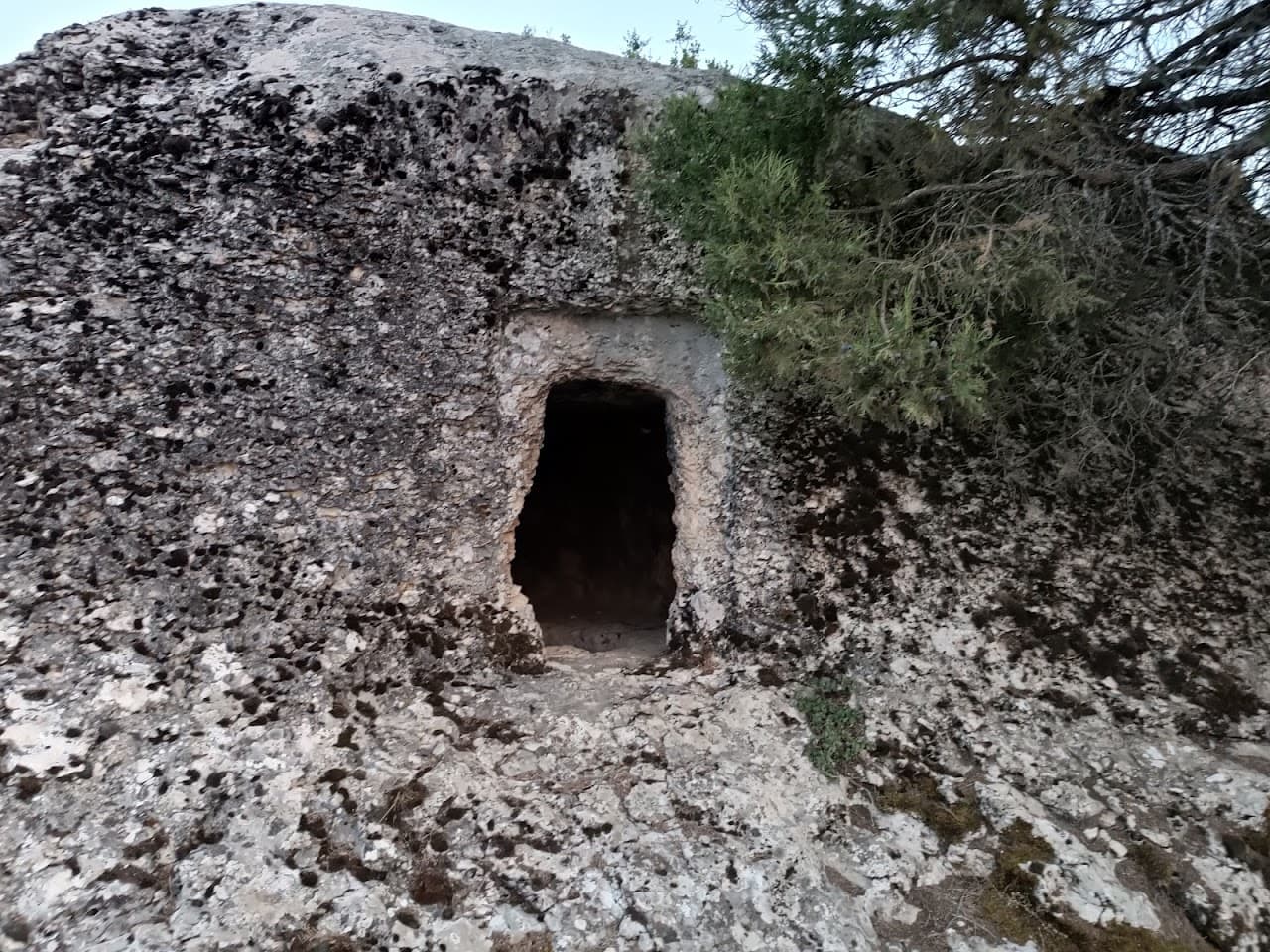Armutlu Kaya Mezarı