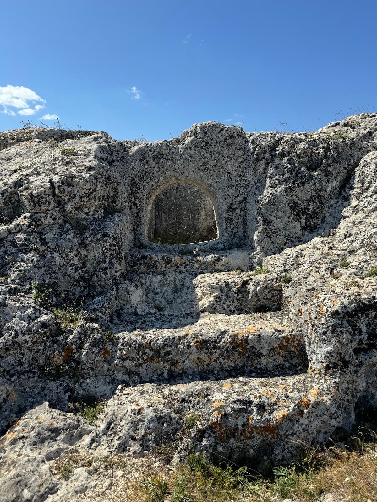 Ambarkaya Kaya Mezarı (Pınarhisar)