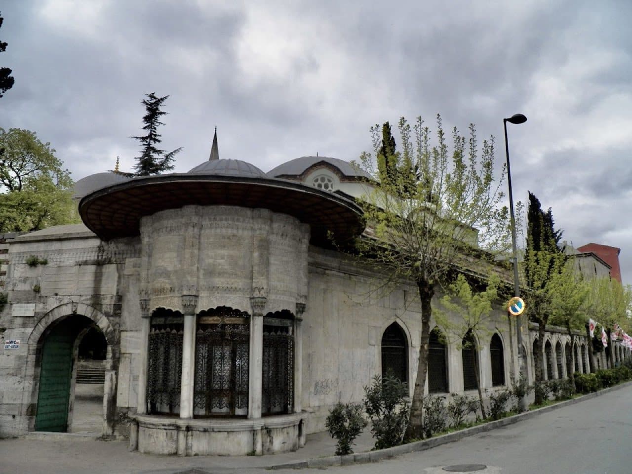 Hekimoğlu Ali Paşa Türbe Duvarı Çeşmesi
