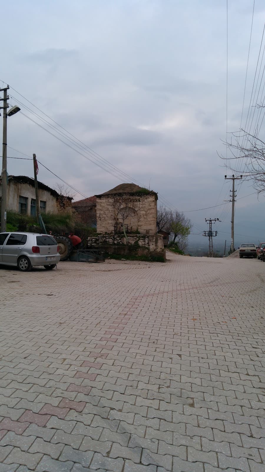 Meydan Çeşmesi, Haliller