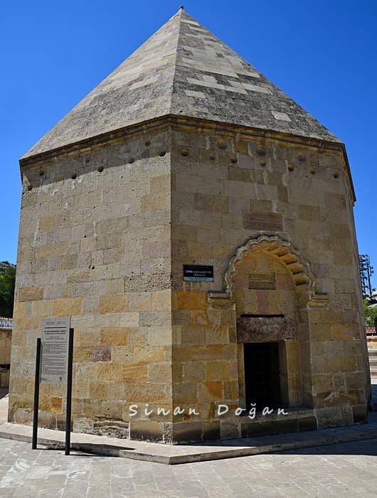 Hacib kamereddin türbesi