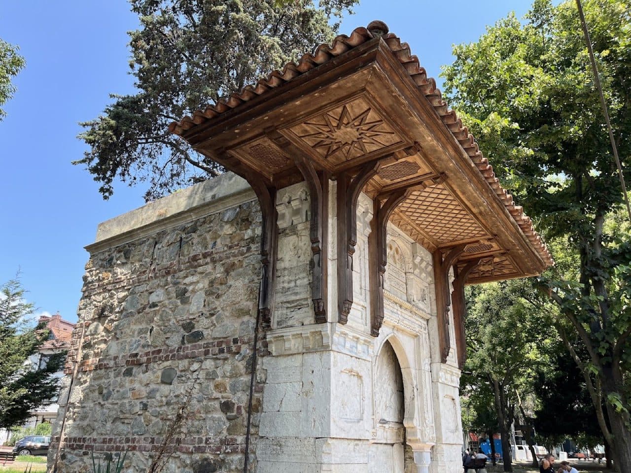 Mihrişah Valide Sultan Çeşmesi, Köybaşı Caddesi