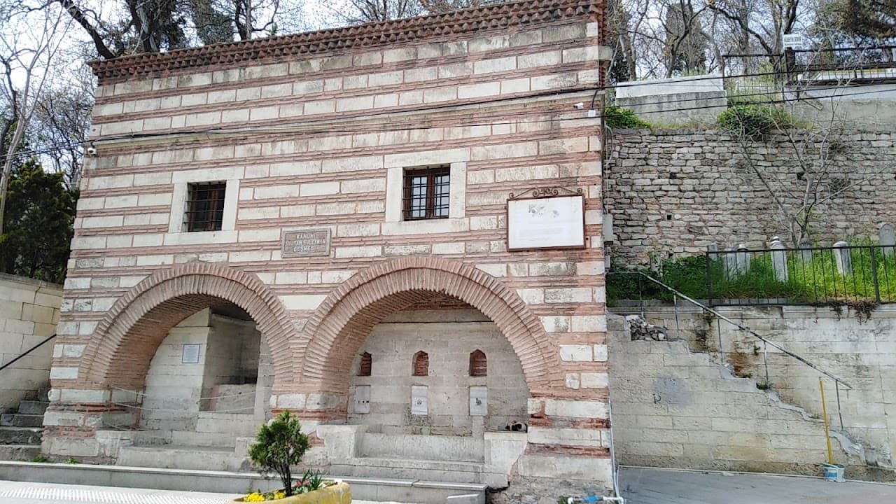 Fatma Hanım Çeşmesi, Düğmeciler