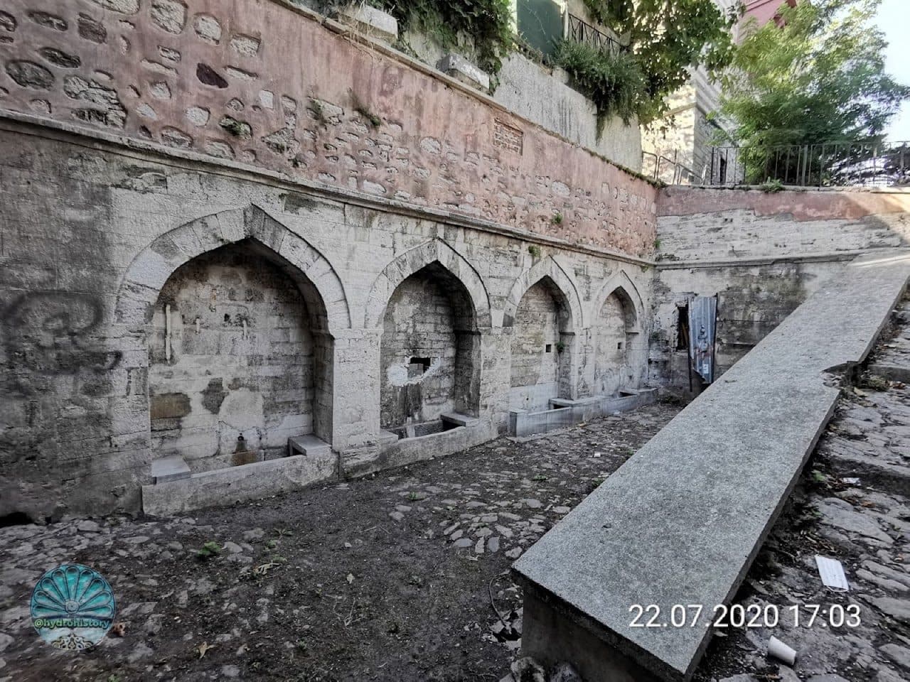 Üçler Hamamı Sokak Duvar Çeşmesi