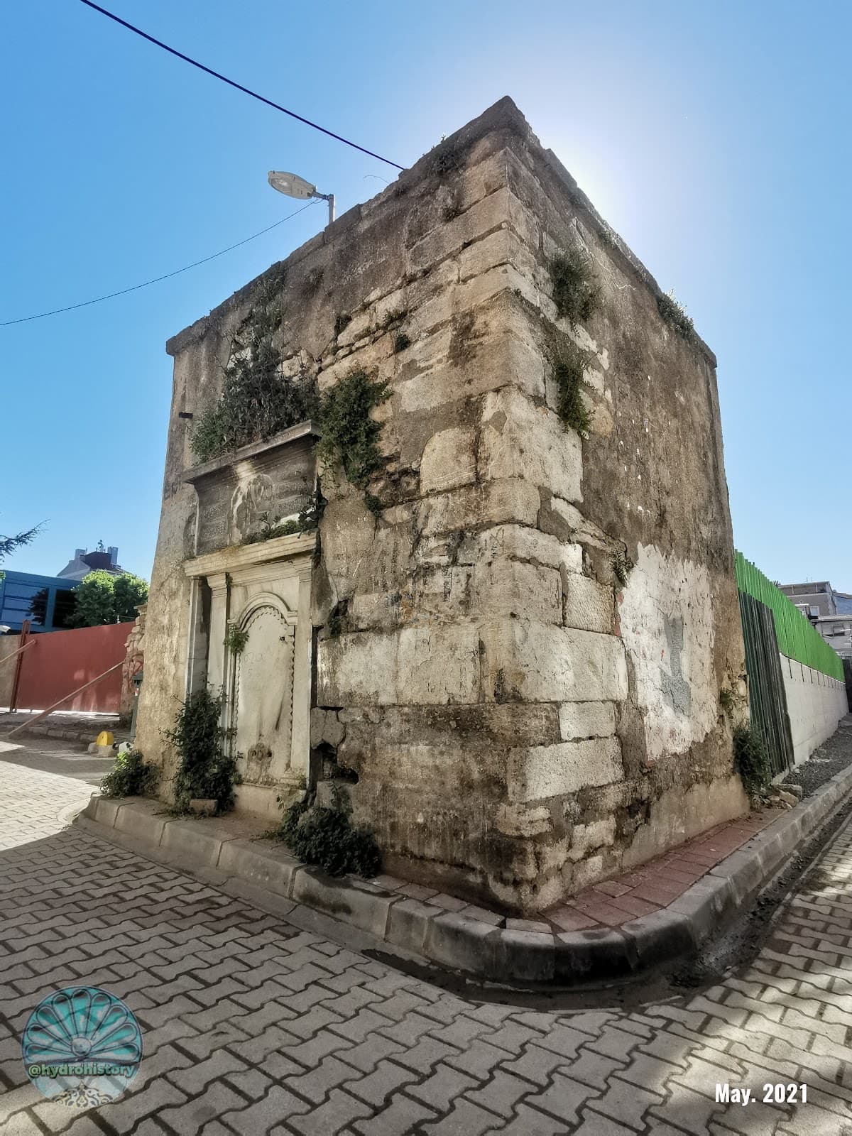 Pertevniyal Valide Sultan Çeşmesi, Karagümrük