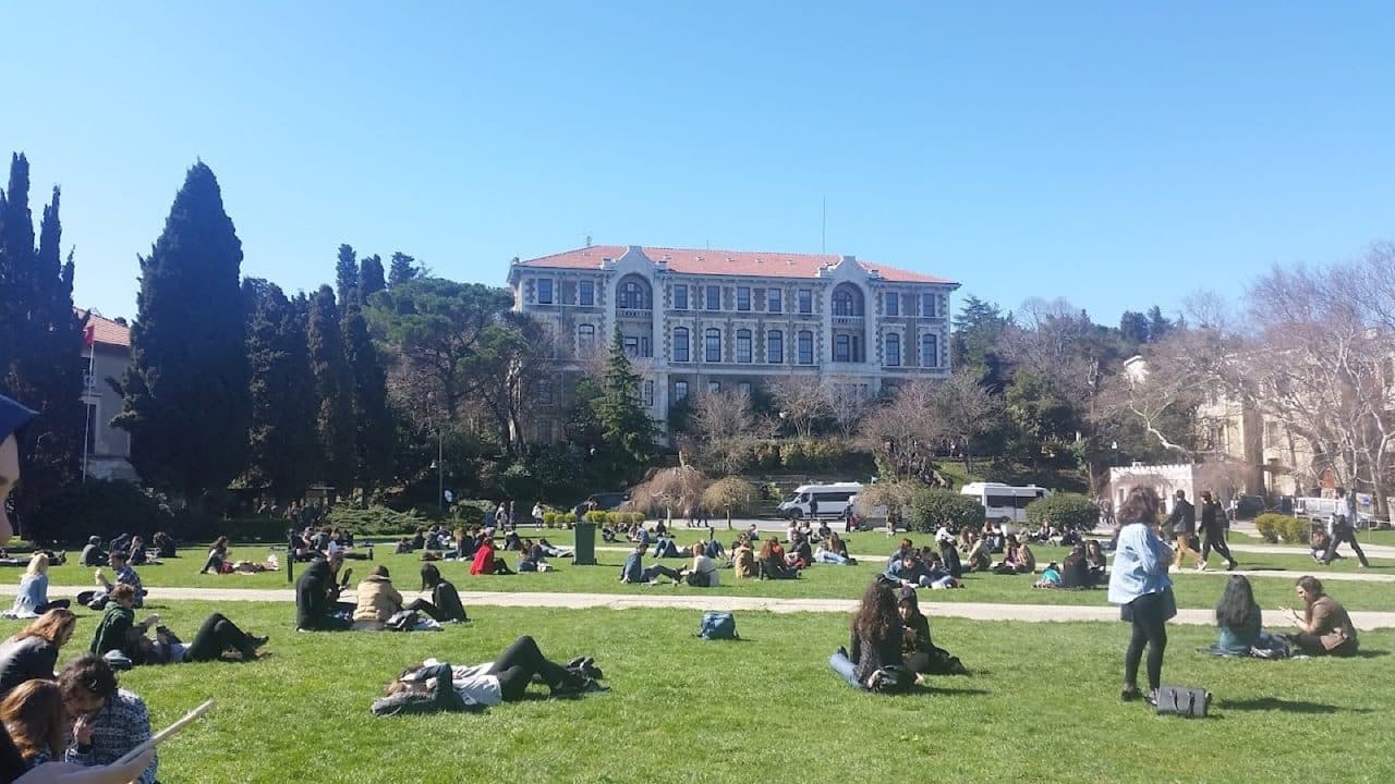 Boğaziçi Üniversitesi Girişi, Bebek