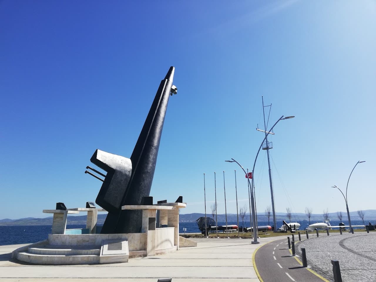 Şehit Denizaltıcılar Anıtı
