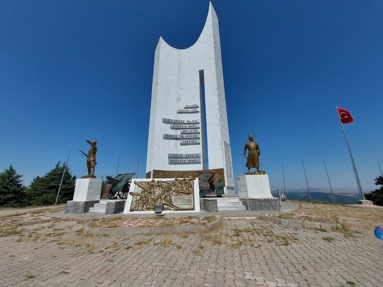 METRİSTEPE ŞEHİTLERİ ANITI