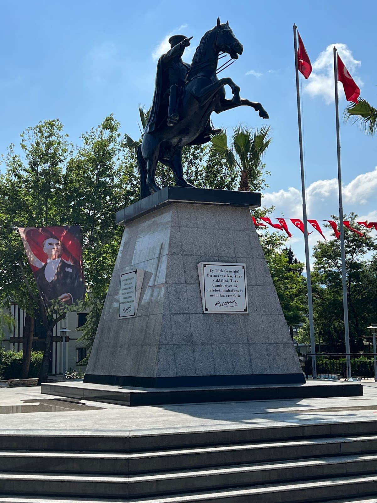 Atatürk Heykeli