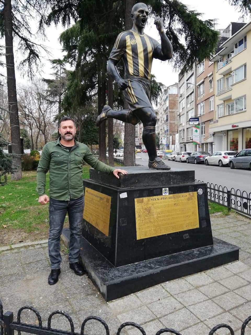Lefter Küçükandonyadis Heykeli
