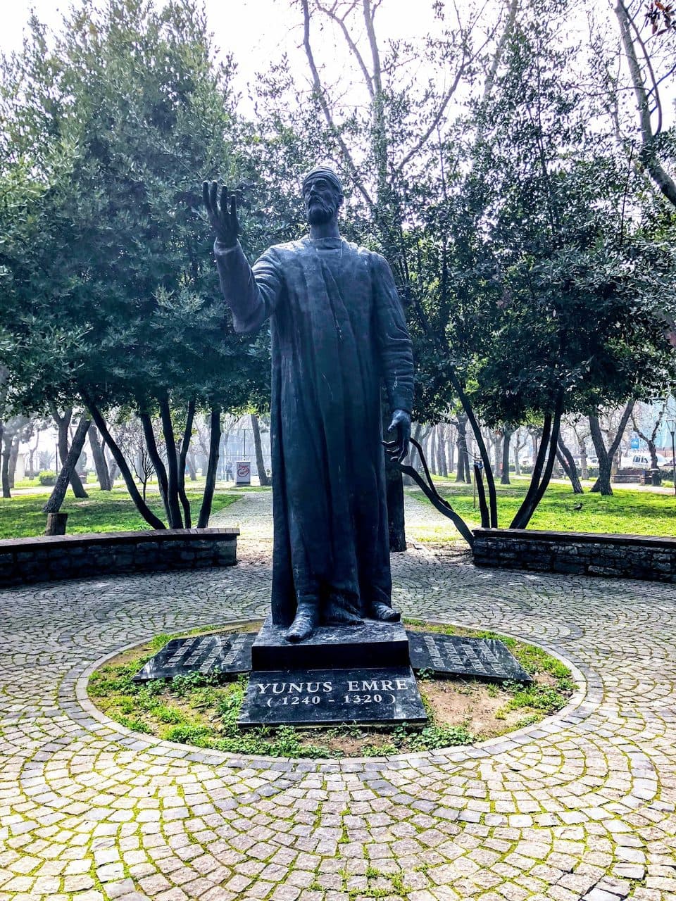 Yunus Emre Heykeli