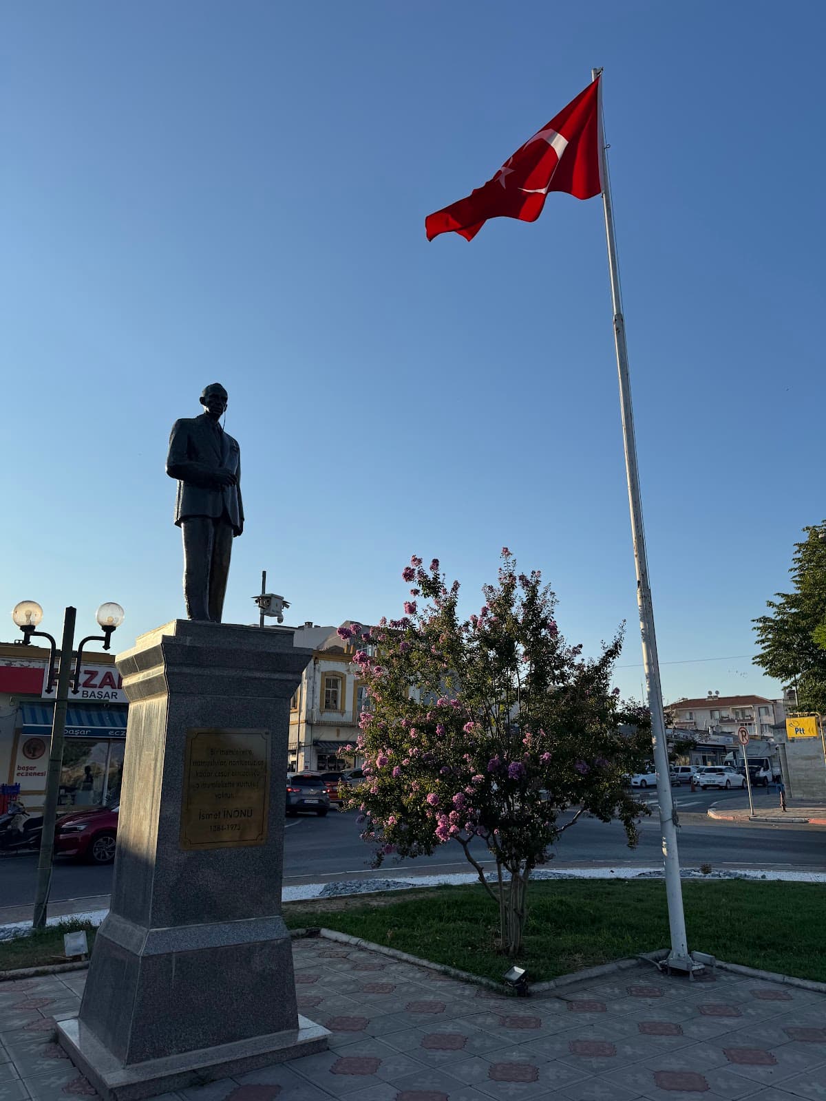 İsmet İnönü Heykeli