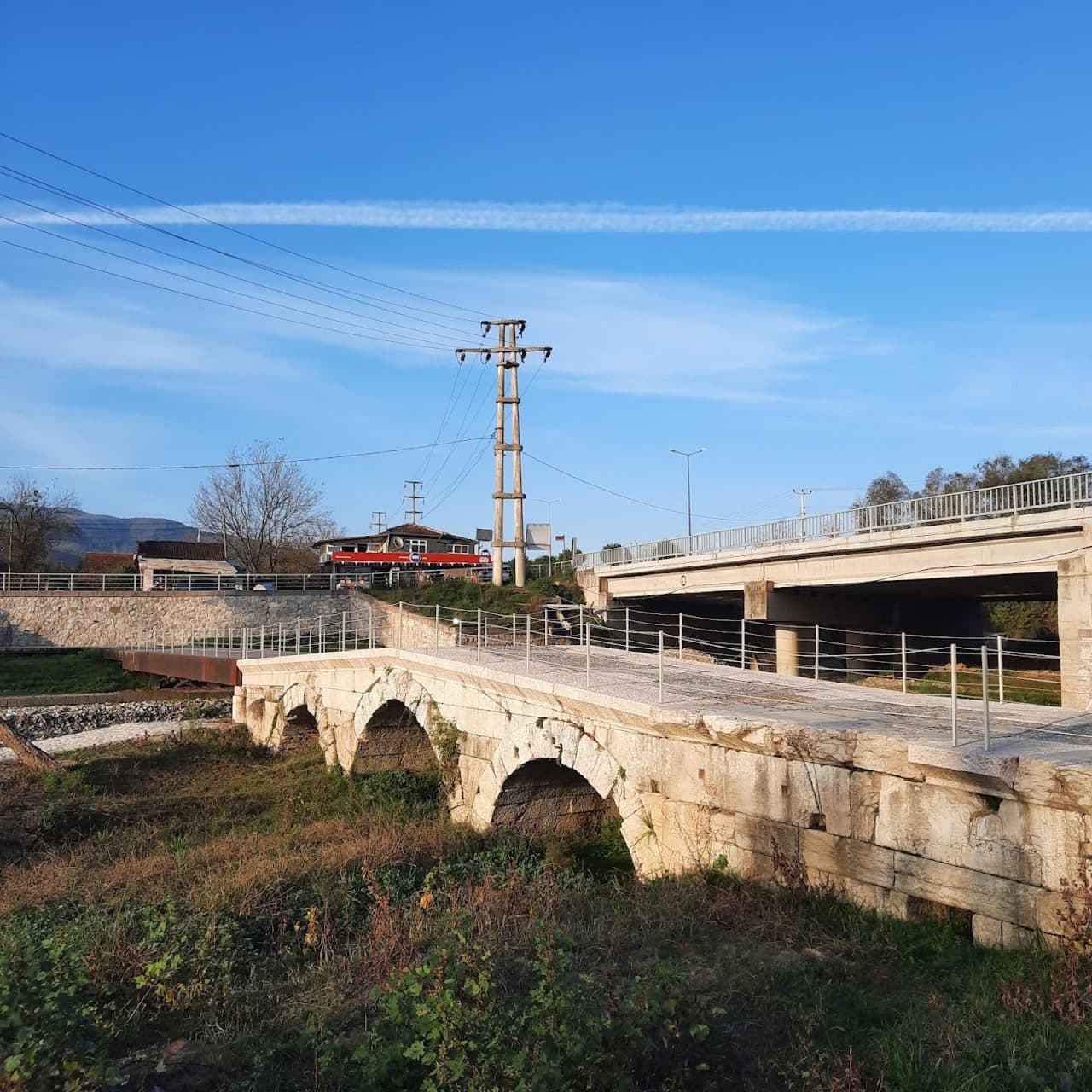 Tarihi Üskübü Köprüsü