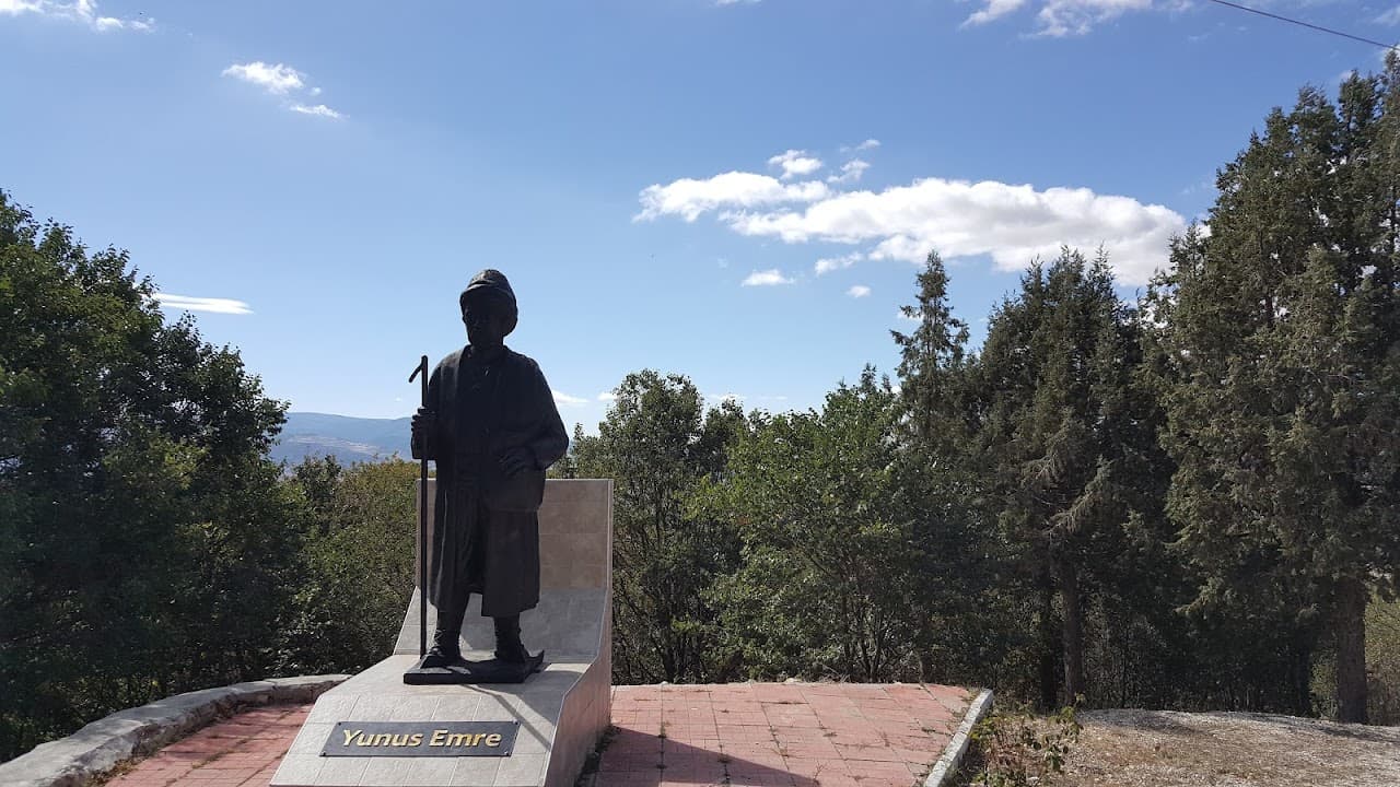 Yunus Emre Heykeli