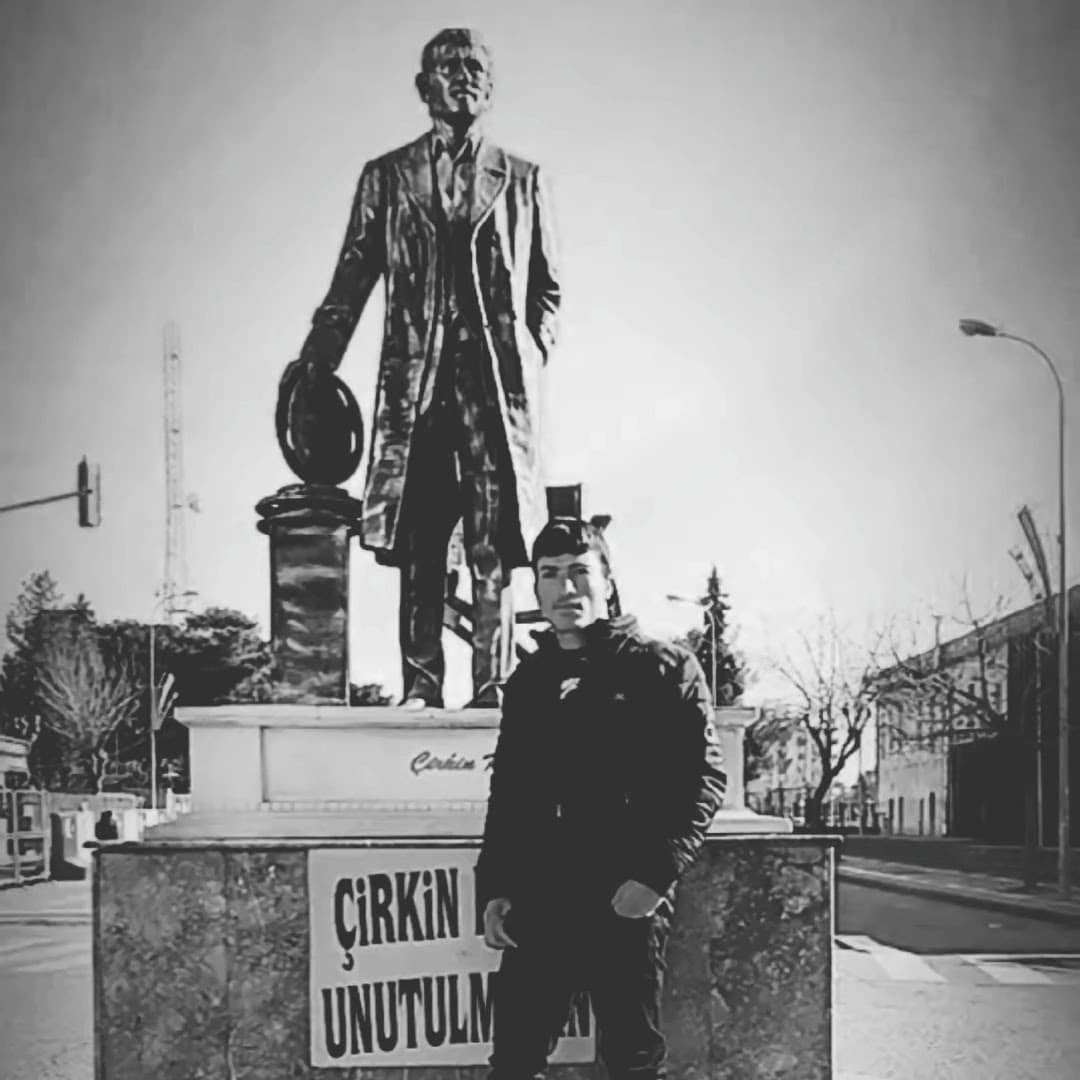 Yılmaz Güney Heykeli