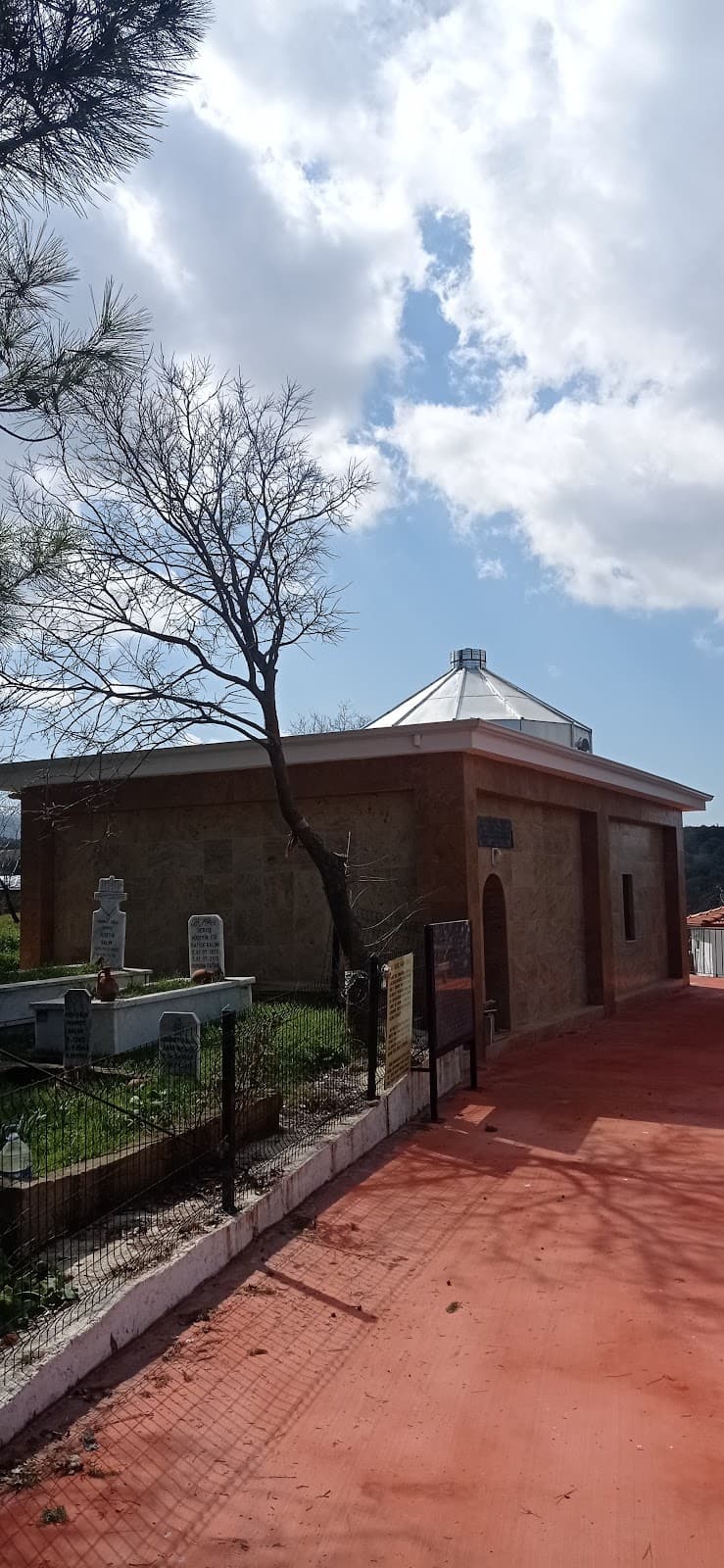 Sarı İsmail Türbesi