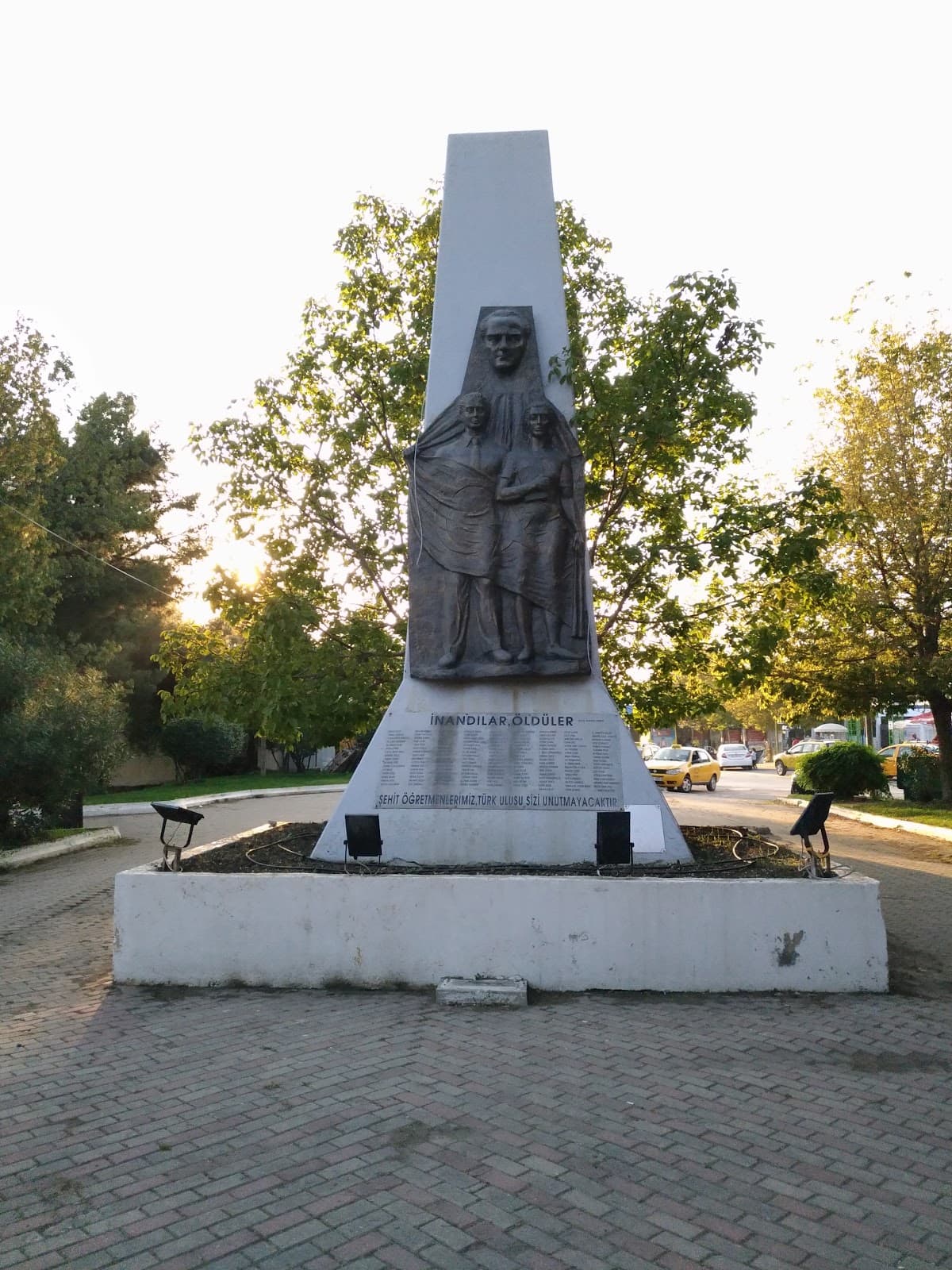 Şehit Öğretmenler Anıtı