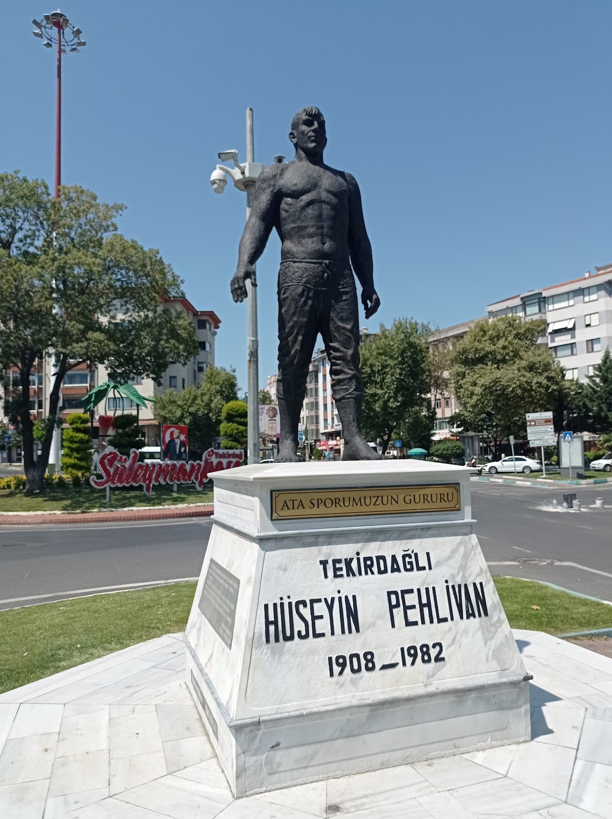Tekirdağlı Hüseyin Pehlivan Heykeli