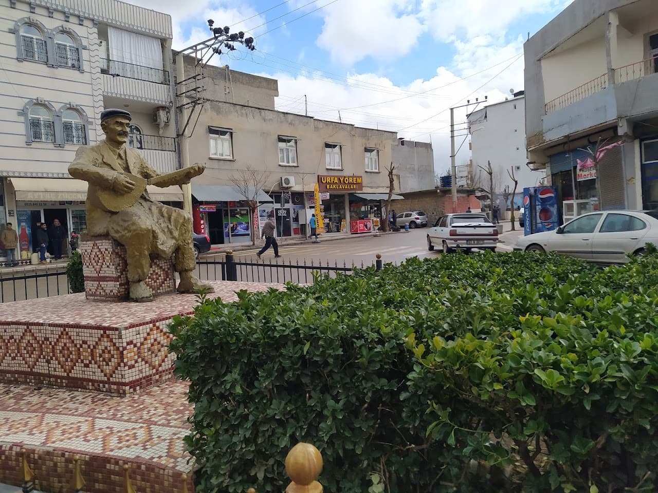 Zülfikar İzol Heykeli