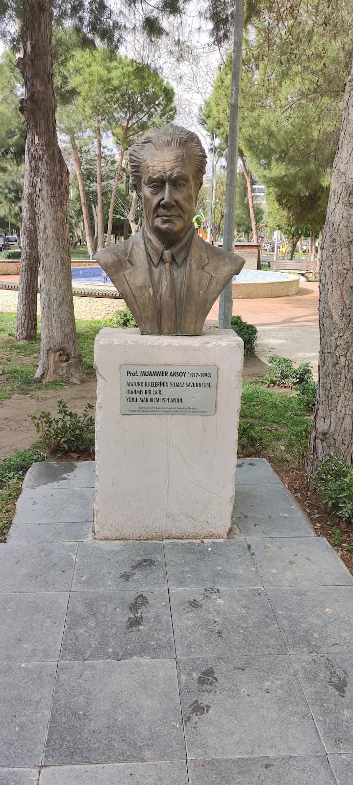 Muammer Aksoy Büstü