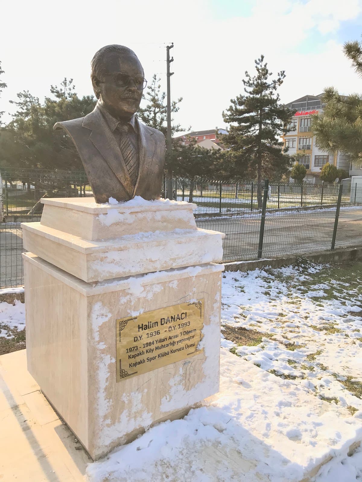Halim Danacı Büstü