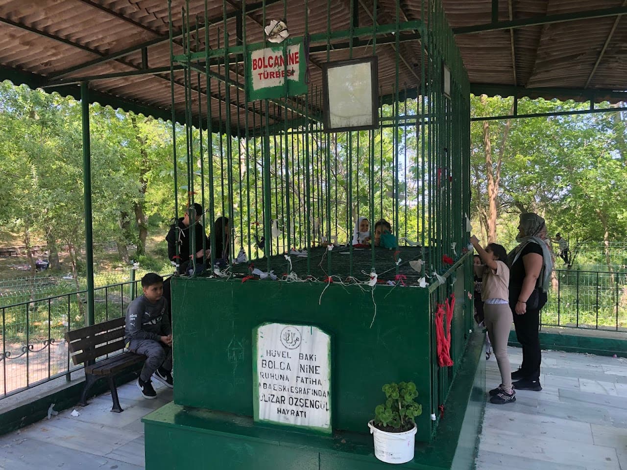 Bolca Nine Türbesi