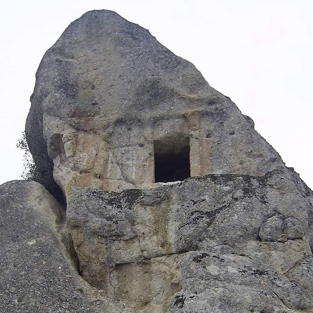 Hüseyin Gazi Kaya mezarı