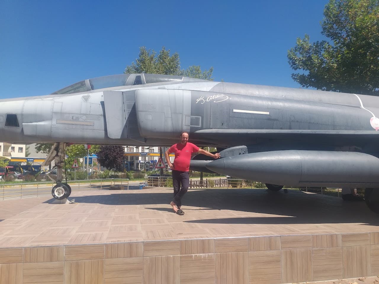 Savaş Uçağı Anıtı