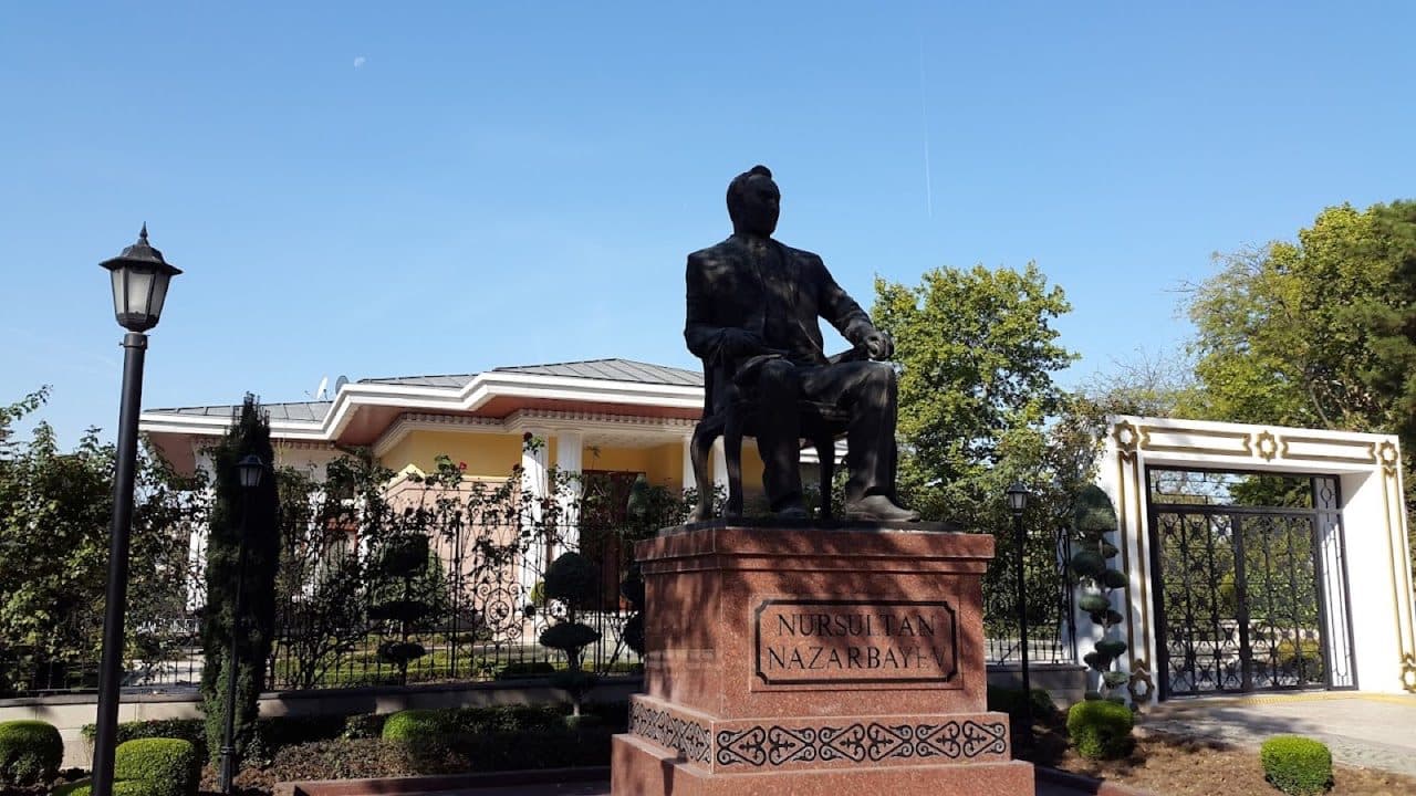 Nursultan Nazarbayev Anıtı