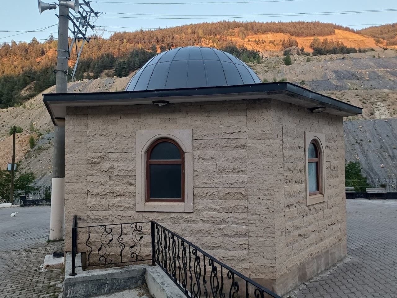 Mansuroğlu Yusuf Sinan Baba Türbesi