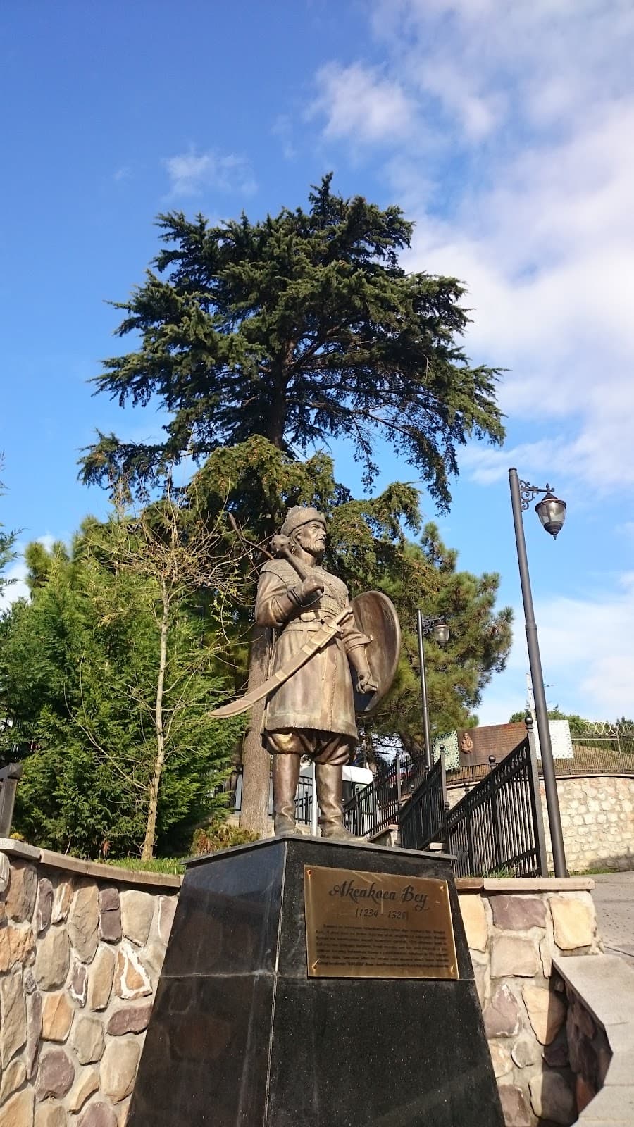 Akçakoca Bey Anıtı
