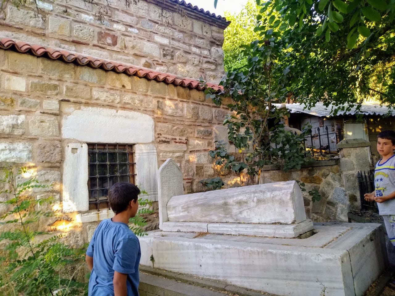 Kız Dedesi Türbesi