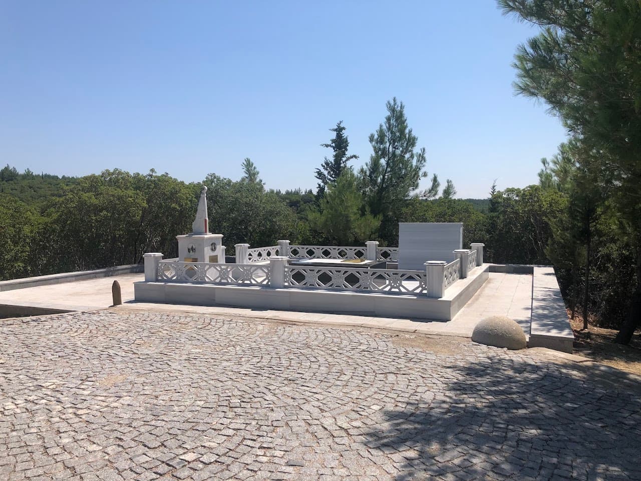 Yarbay Hüseyin Avni Bey Şehitliği